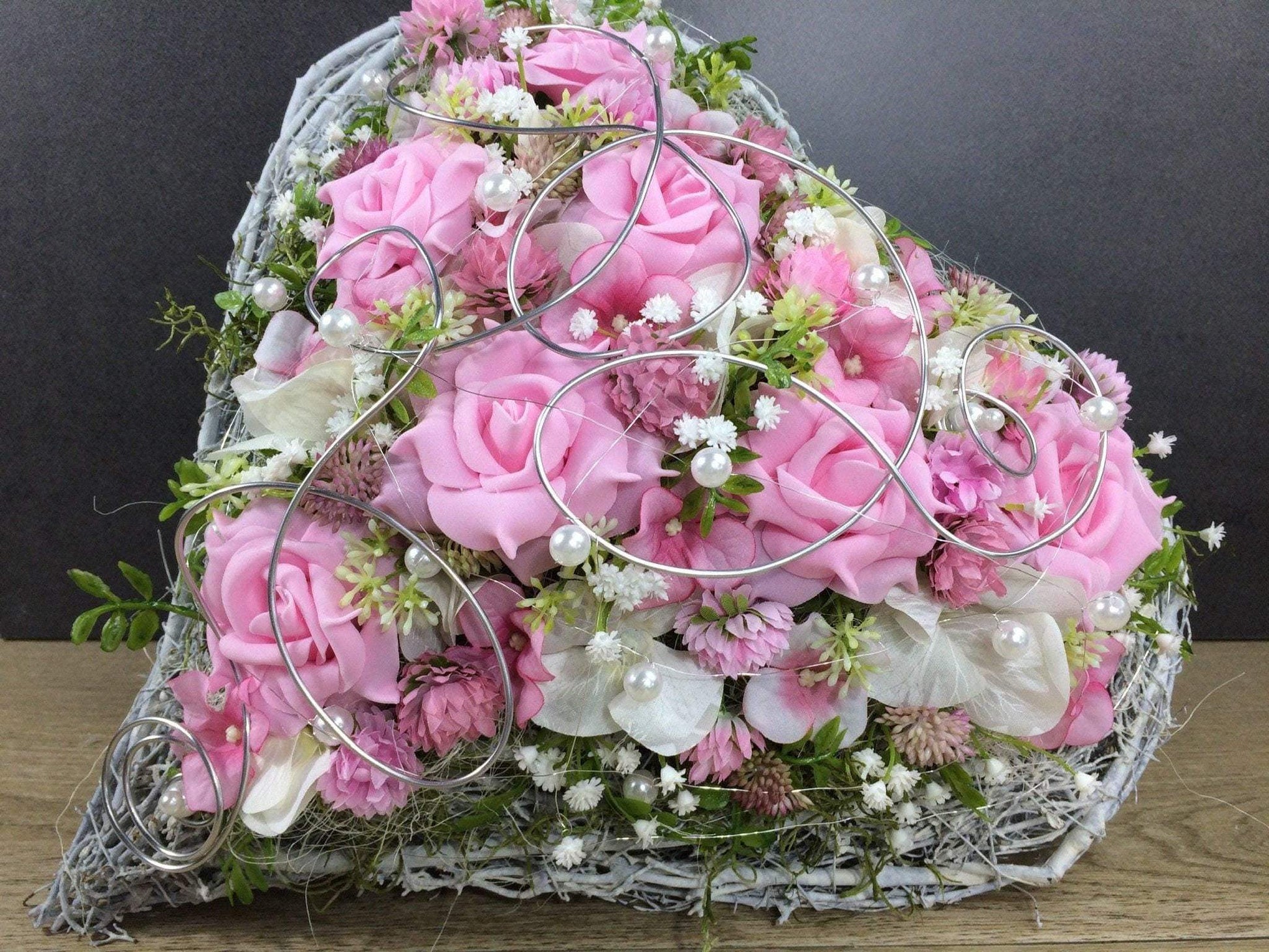 Grabgesteck Grabschmuck Herz Farbwunsch Grabdeko Grabdekoration – handgemacht aus Seiden- und Kunstblumen, langlebig & pflegeleicht von SarahsFlowerStudio