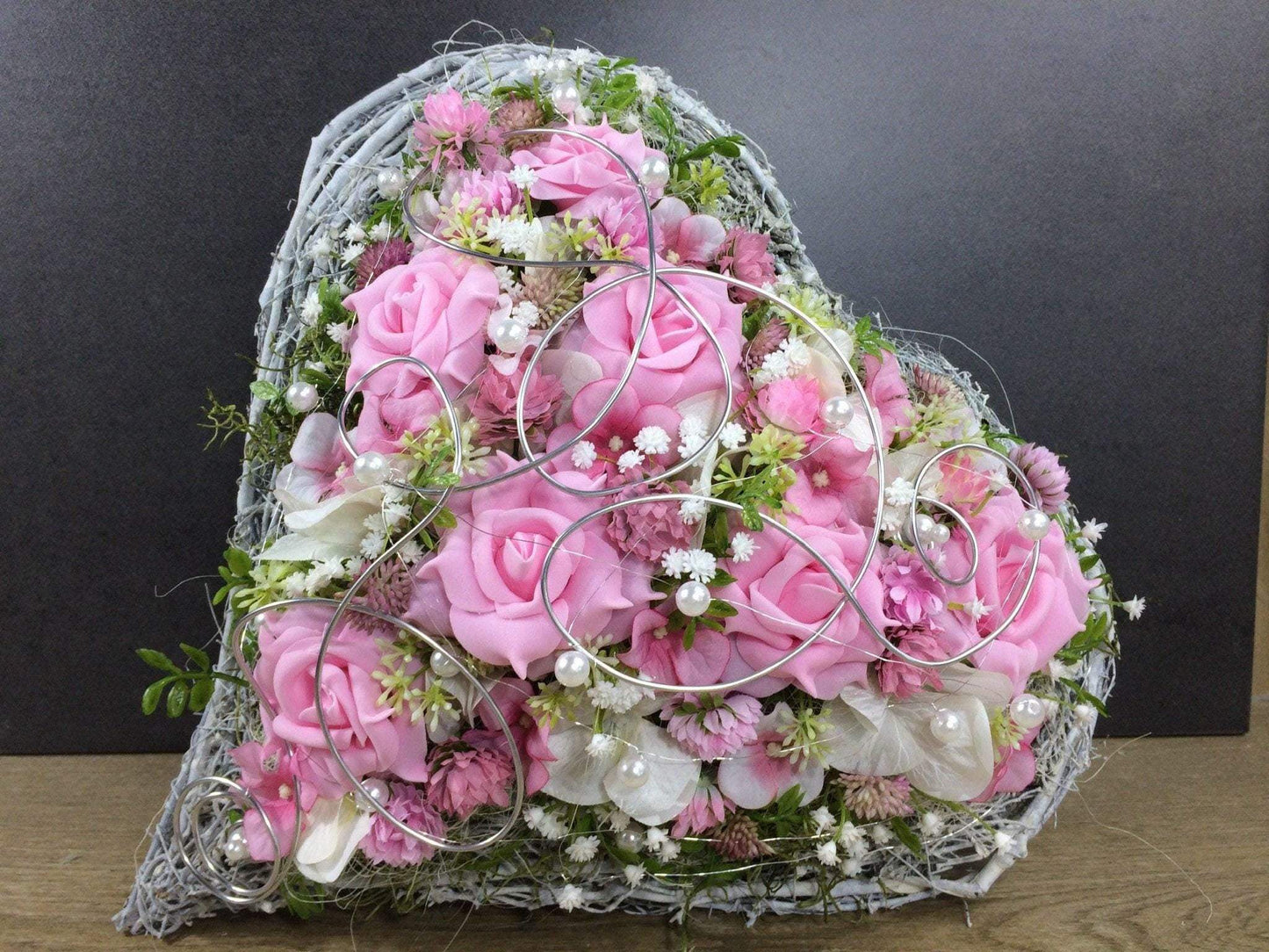 Grabgesteck Grabschmuck Herz Farbwunsch Grabdeko Grabdekoration – handgemacht aus Seiden- und Kunstblumen, langlebig & pflegeleicht von SarahsFlowerStudio