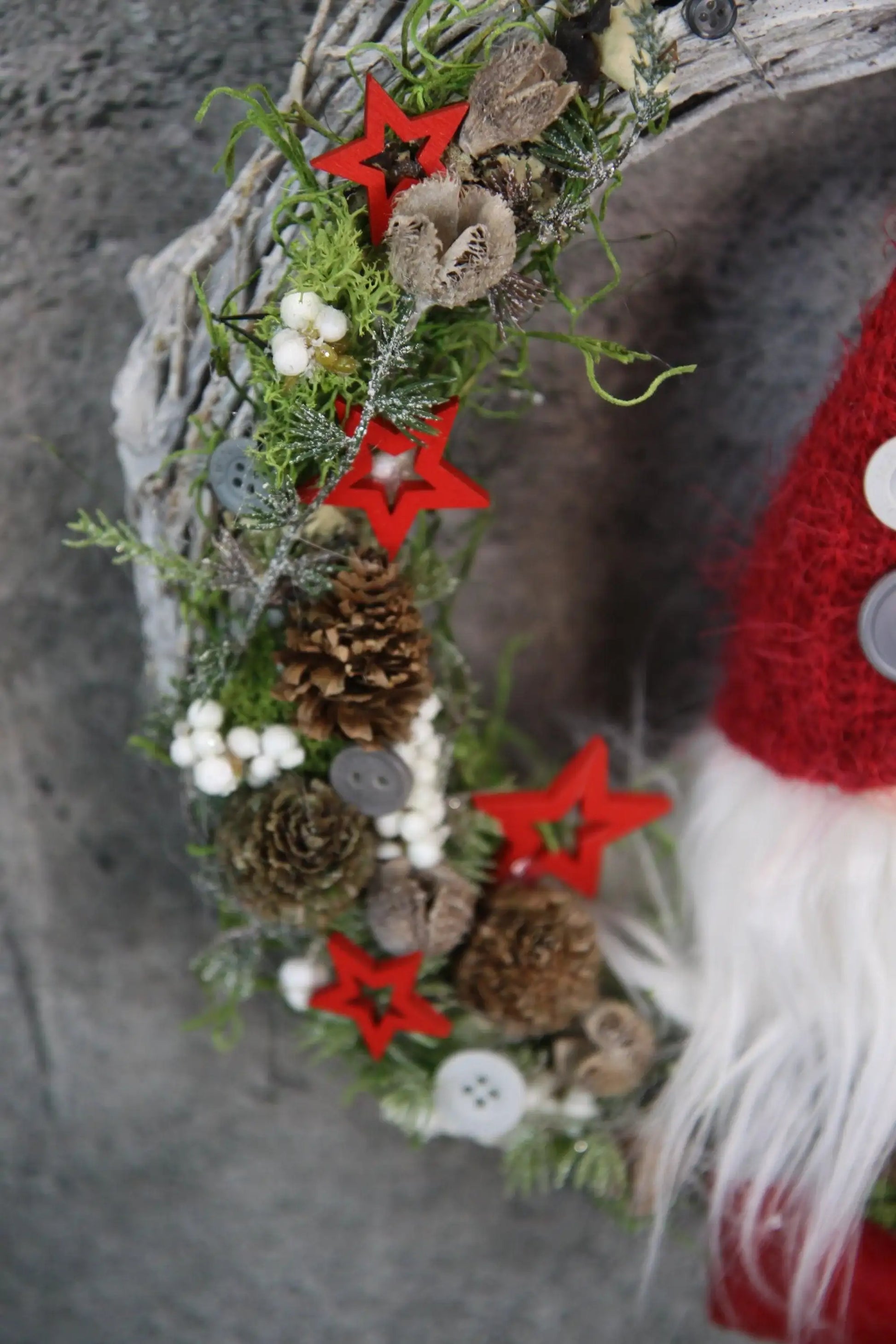Türkranz Türdeko Türschmuck Weihnachten Weidenkranz Wichtel Zapfen Stern Apfel Knöpfe Tanne Band Modern – handgemacht aus Seiden- und Kunstblumen, langlebig & pflegeleicht von SarahsFlowerStudio