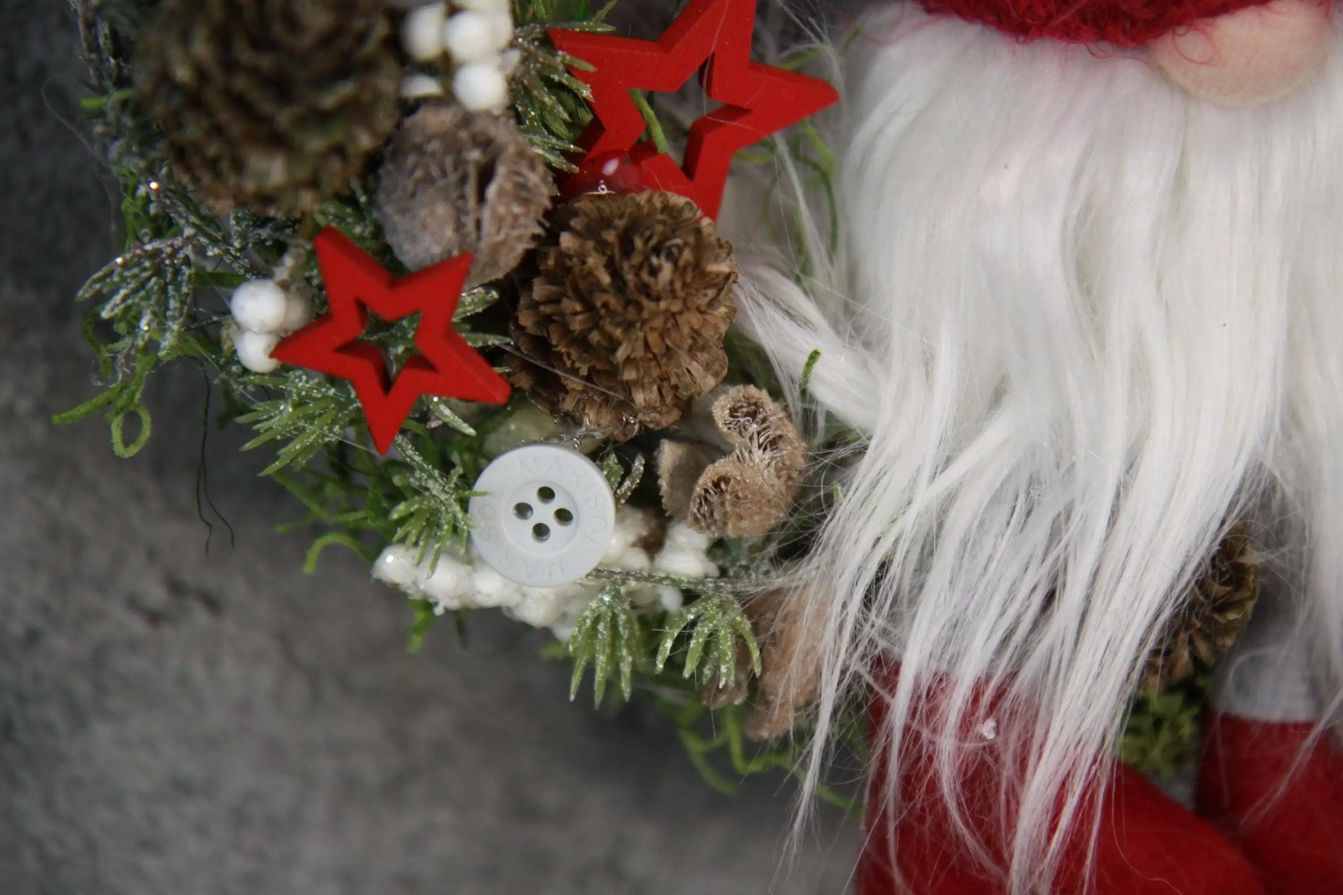 Türkranz Türdeko Türschmuck Weihnachten Weidenkranz Wichtel Zapfen Stern Apfel Knöpfe Tanne Band Modern – handgemacht aus Seiden- und Kunstblumen, langlebig & pflegeleicht von SarahsFlowerStudio