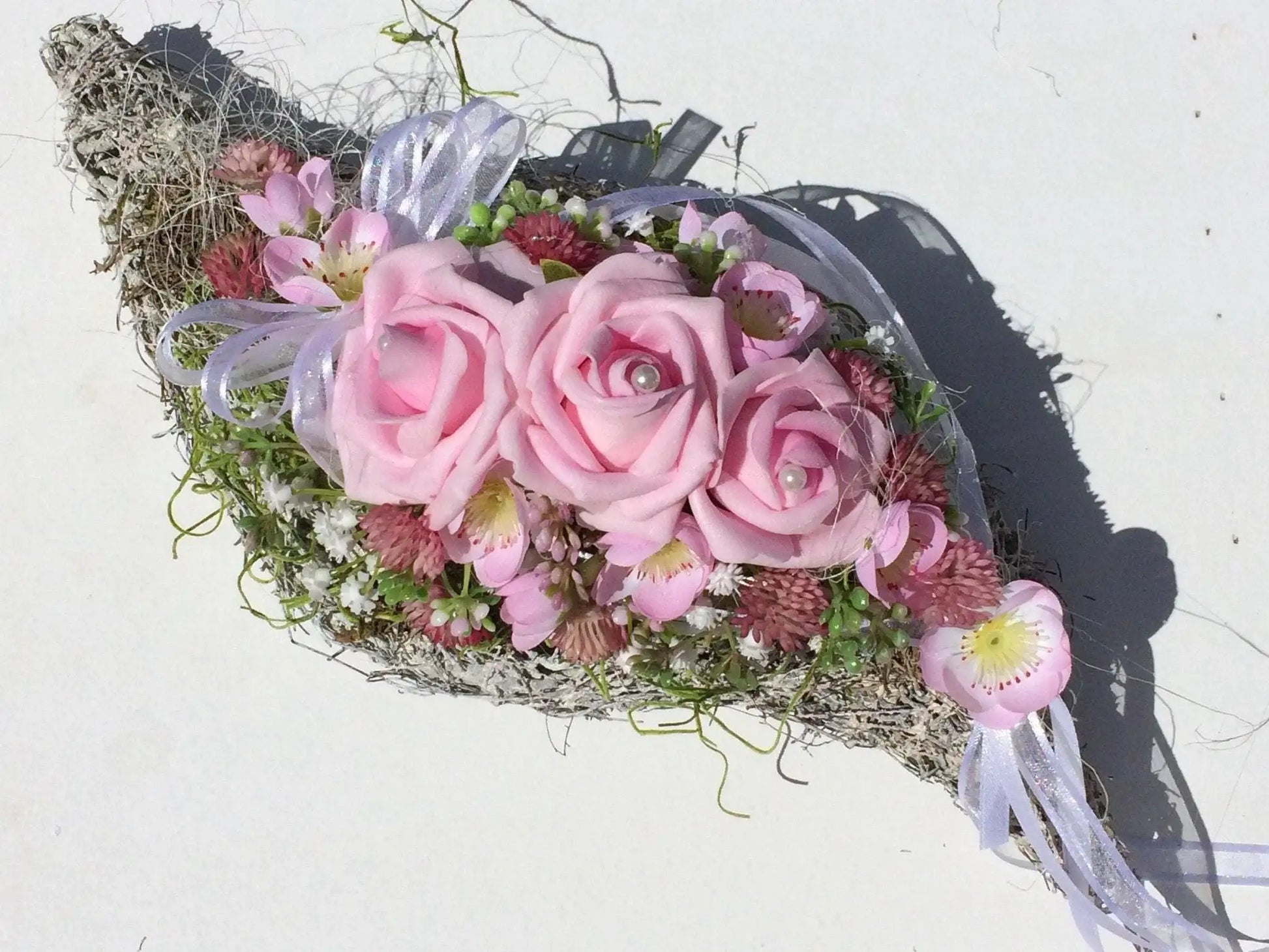 Grabgesteck Grabschmuck Gesteck Grab Rose Schleierkraut Band Kirschblüten Grave Arrangument grave flowers longlasting – handgemacht aus Seiden- und Kunstblumen, langlebig & pflegeleicht von SarahsFlowerStudio