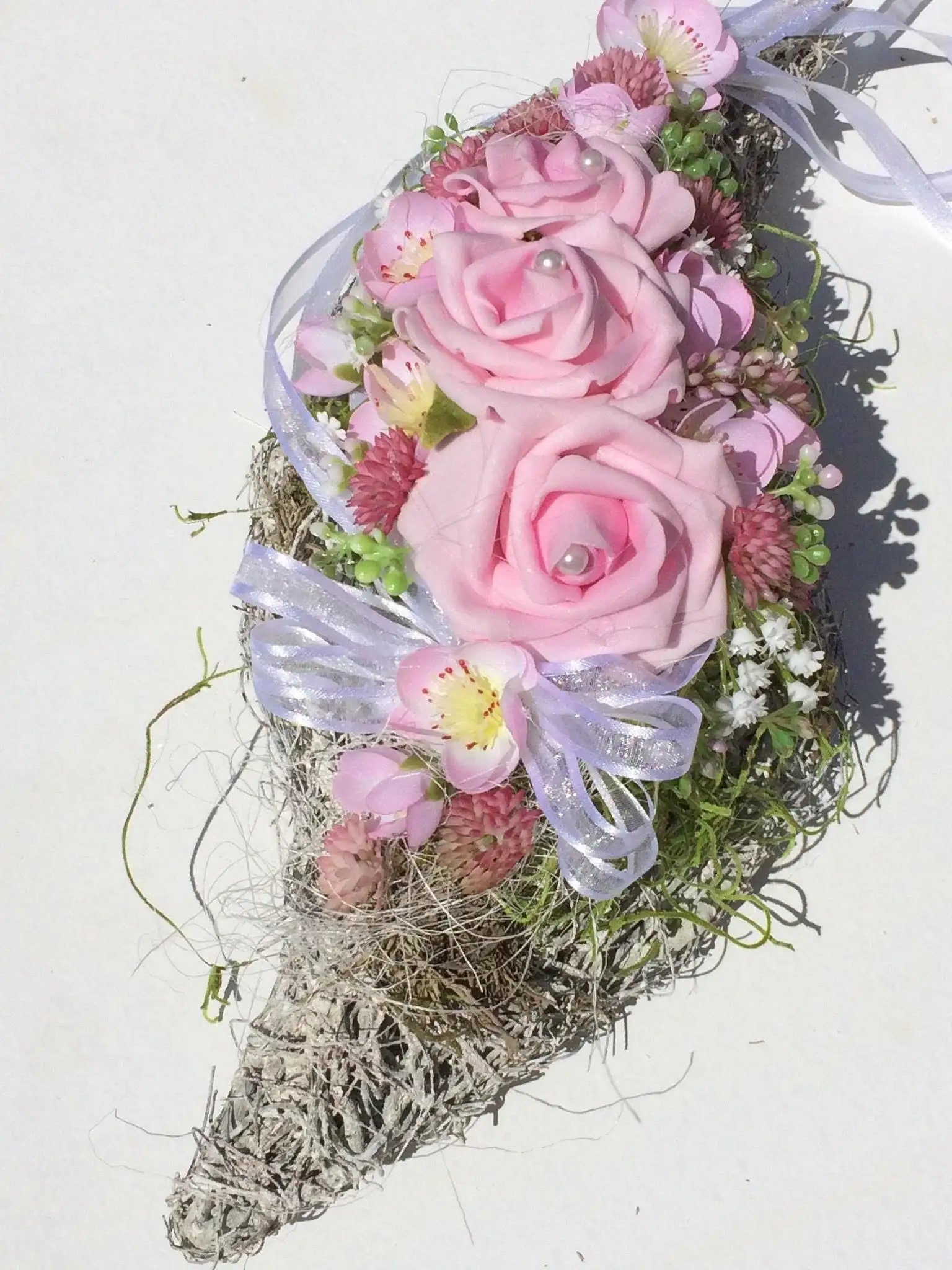 Grabgesteck Grabschmuck Gesteck Grab Rose Schleierkraut Band Kirschblüten Grave Arrangument grave flowers longlasting – handgemacht aus Seiden- und Kunstblumen, langlebig & pflegeleicht von SarahsFlowerStudio