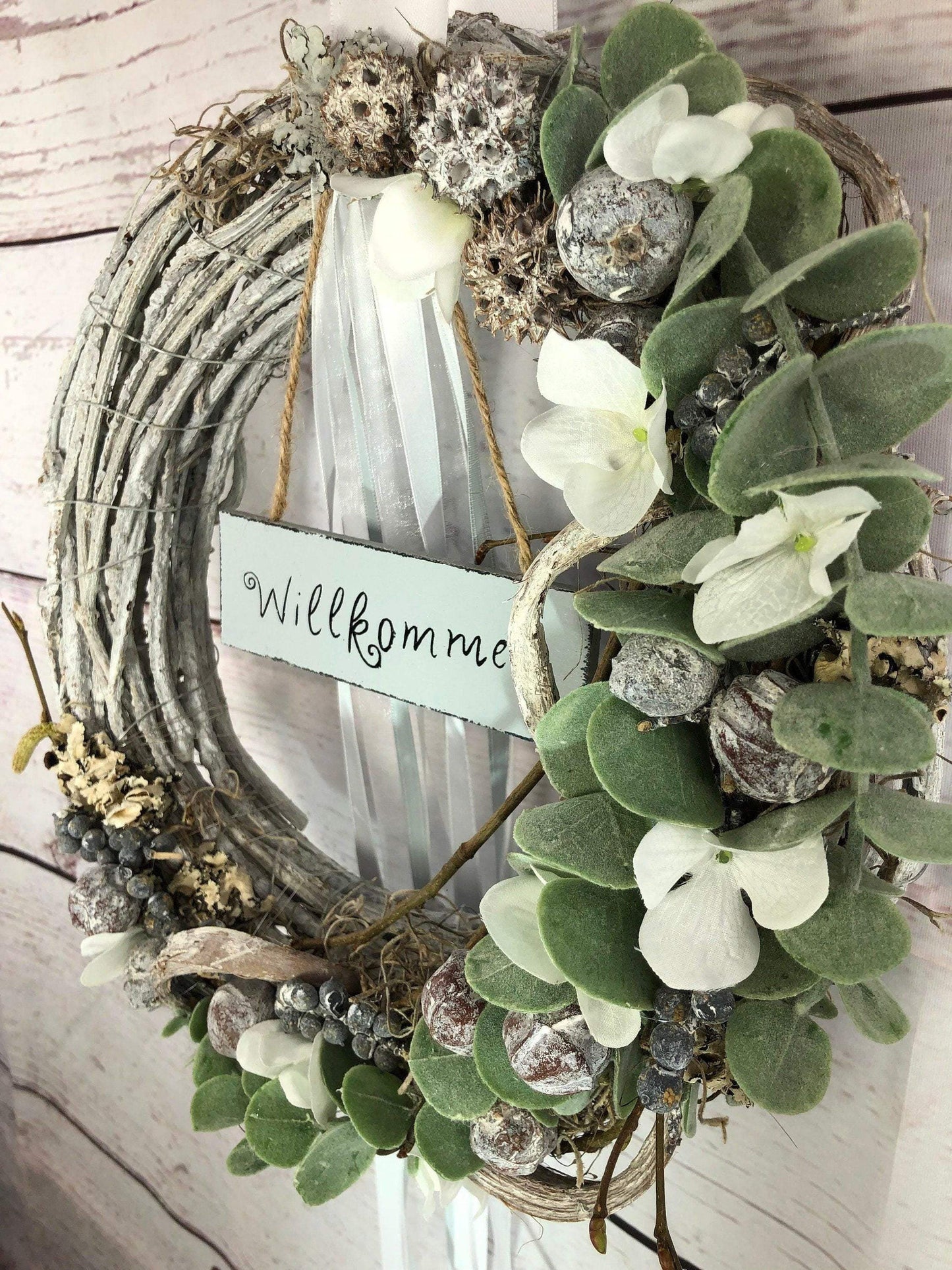 Türkranz Türdeko Türschmuck Ganzjährig Schriftzug Schild Willkommen Modern Tür Schmuck Eukalyptus – handgemacht aus Seiden- und Kunstblumen, langlebig & pflegeleicht von SarahsFlowerStudio
