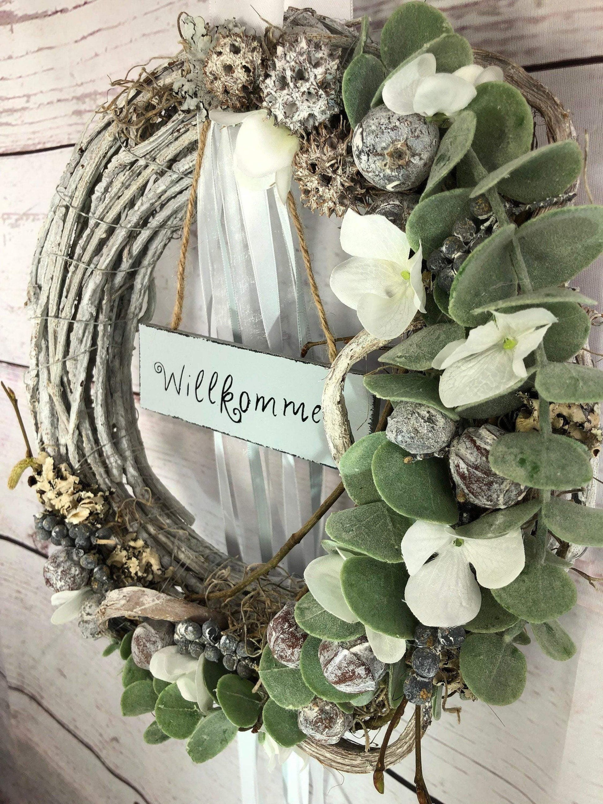Türkranz Türdeko Türschmuck Ganzjährig Schriftzug Schild Willkommen Modern Tür Schmuck Eukalyptus – handgemacht aus Seiden- und Kunstblumen, langlebig & pflegeleicht von SarahsFlowerStudio