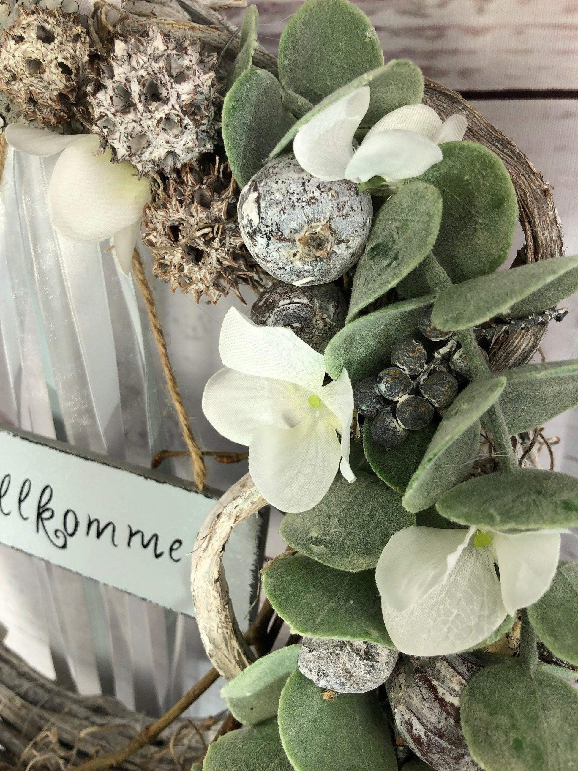 Türkranz Türdeko Türschmuck Ganzjährig Schriftzug Schild Willkommen Modern Tür Schmuck Eukalyptus – handgemacht aus Seiden- und Kunstblumen, langlebig & pflegeleicht von SarahsFlowerStudio
