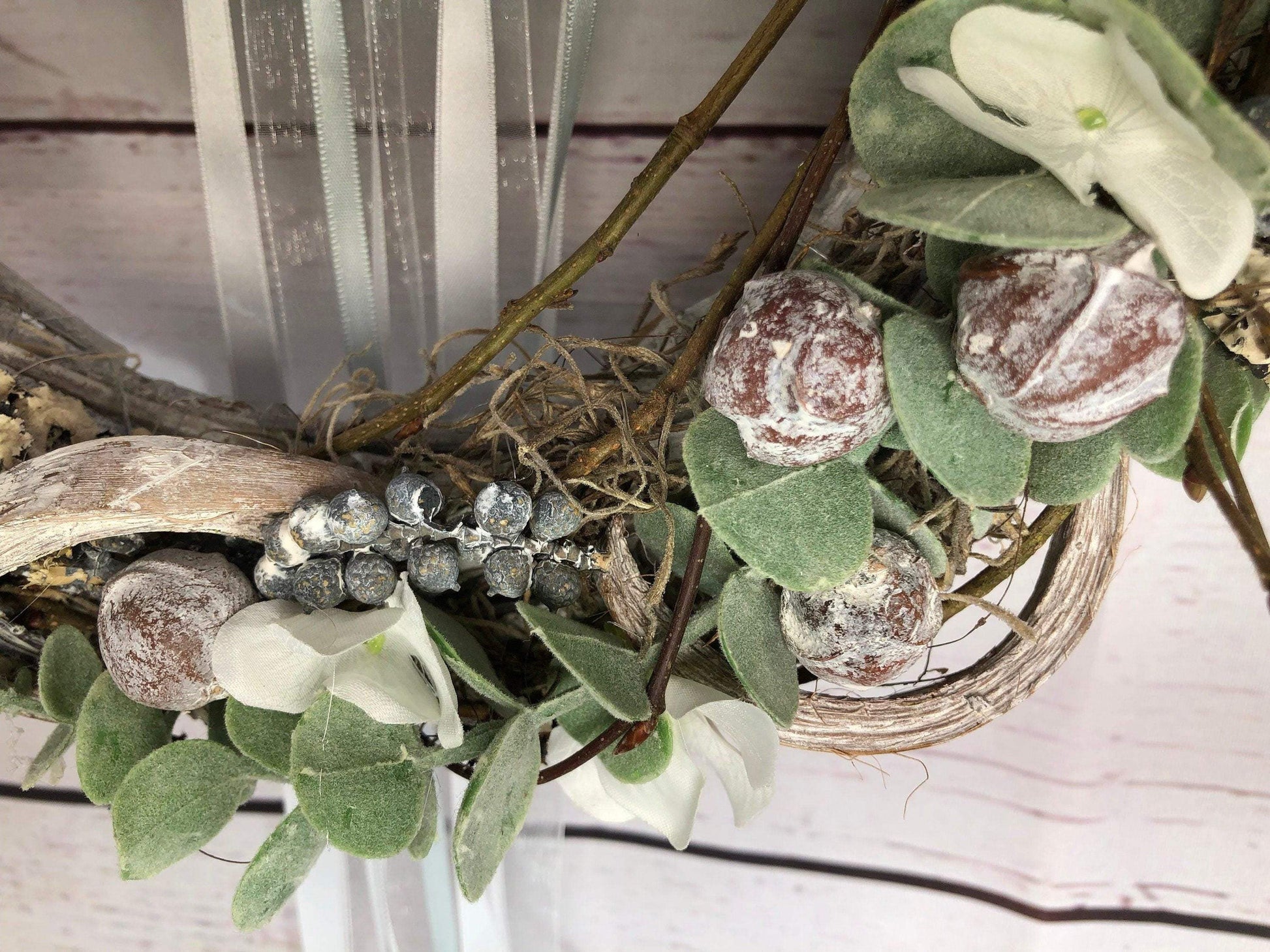 Türkranz Türdeko Türschmuck Ganzjährig Schriftzug Schild Willkommen Modern Tür Schmuck Eukalyptus – handgemacht aus Seiden- und Kunstblumen, langlebig & pflegeleicht von SarahsFlowerStudio