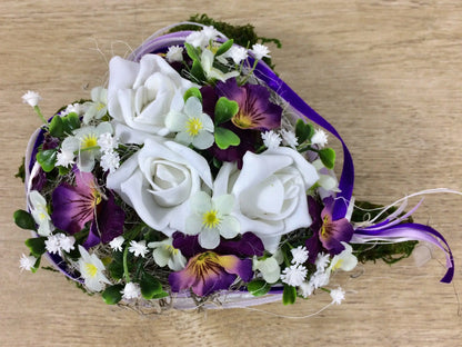 Grabgesteck Herz 20cm Grabschmuck Rose Stiefmütterchen Schleierkraut Tillansie Band Grabdekoration Grabschmuck Allerheiligen – handgemacht aus Seiden- und Kunstblumen, langlebig & pflegeleicht von SarahsFlowerStudio