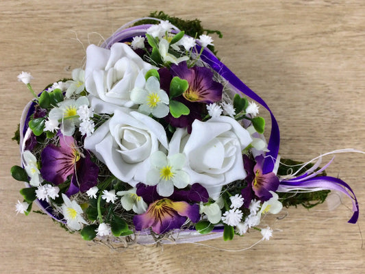 Grabgesteck Herz 20cm Grabschmuck Rose Stiefmütterchen Schleierkraut Tillansie Band Grabdekoration Grabschmuck Allerheiligen – handgemacht aus Seiden- und Kunstblumen, langlebig & pflegeleicht von SarahsFlowerStudio