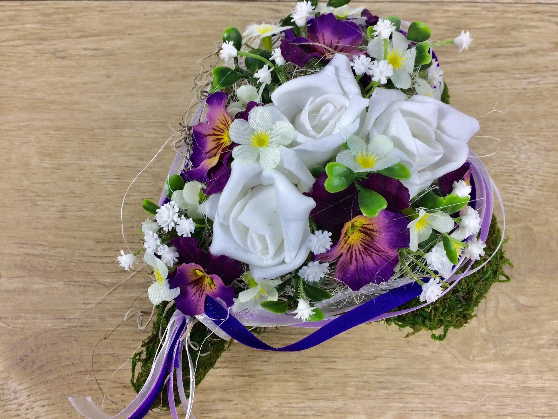 Grabgesteck Herz 20cm Grabschmuck Rose Stiefmütterchen Schleierkraut Tillansie Band Grabdekoration Grabschmuck Allerheiligen – handgemacht aus Seiden- und Kunstblumen, langlebig & pflegeleicht von SarahsFlowerStudio