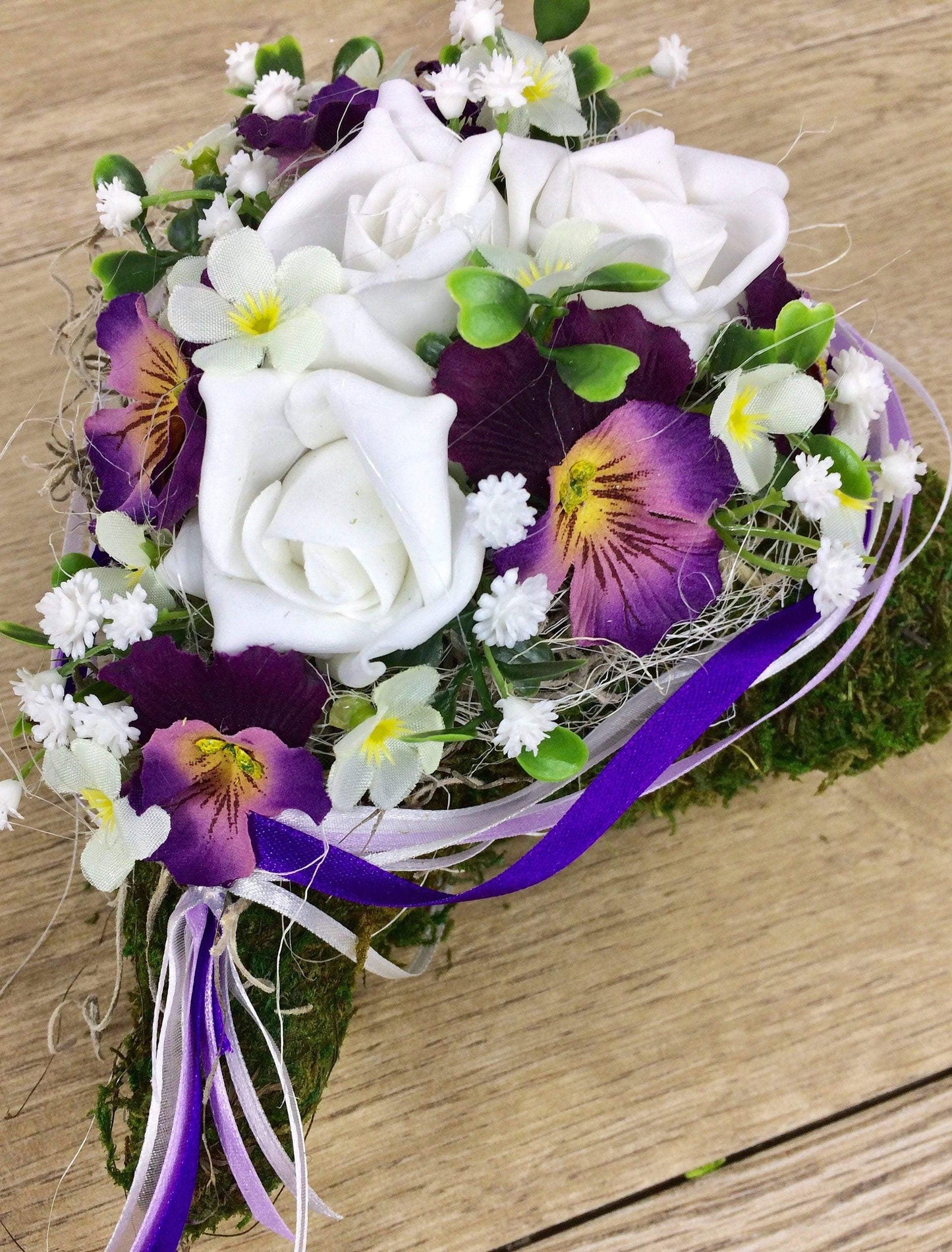 Grabgesteck Herz 20cm Grabschmuck Rose Stiefmütterchen Schleierkraut Tillansie Band Grabdekoration Grabschmuck Allerheiligen – handgemacht aus Seiden- und Kunstblumen, langlebig & pflegeleicht von SarahsFlowerStudio