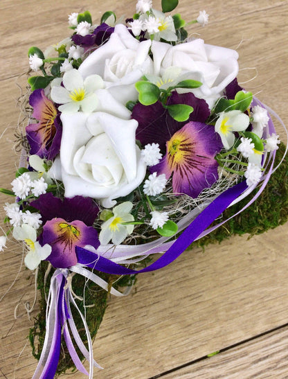Grabgesteck Herz 20cm Grabschmuck Rose Stiefmütterchen Schleierkraut Tillansie Band Grabdekoration Grabschmuck Allerheiligen – handgemacht aus Seiden- und Kunstblumen, langlebig & pflegeleicht von SarahsFlowerStudio
