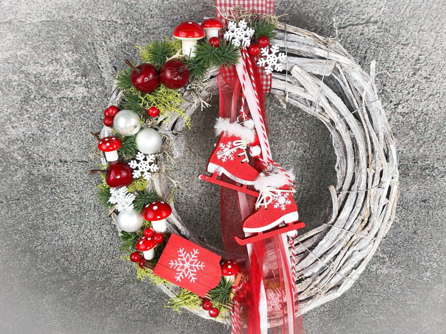 Advent Türkranz Schlitten Schlittschuhe Stern Türdekoration Türschmuck Weihnachten Weidenkranz Wichtel – handgemacht aus Seiden- und Kunstblumen, langlebig & pflegeleicht von SarahsFlowerStudio