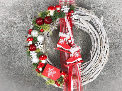 Advent Türkranz Schlitten Schlittschuhe Stern Türdekoration Türschmuck Weihnachten Weidenkranz Wichtel – handgemacht aus Seiden- und Kunstblumen, langlebig & pflegeleicht von SarahsFlowerStudio