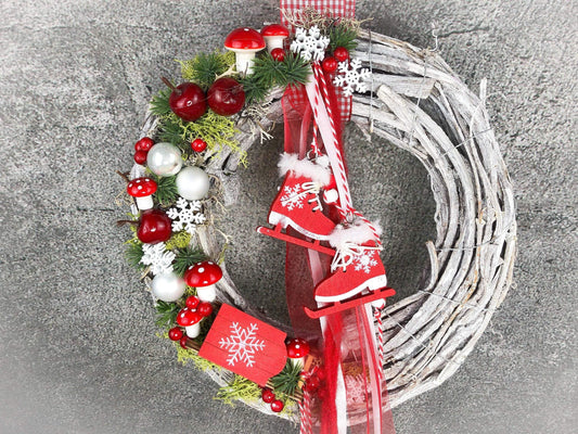 Advent Türkranz Schlitten Schlittschuhe Stern Türdekoration Türschmuck Weihnachten Weidenkranz Wichtel – handgemacht aus Seiden- und Kunstblumen, langlebig & pflegeleicht von SarahsFlowerStudio