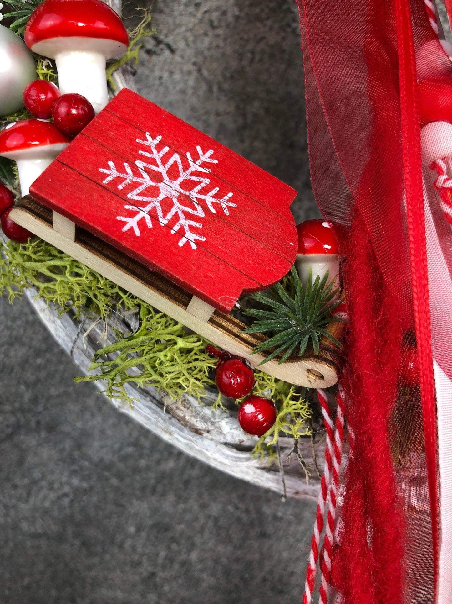 Advent Türkranz Schlitten Schlittschuhe Stern Türdekoration Türschmuck Weihnachten Weidenkranz Wichtel – handgemacht aus Seiden- und Kunstblumen, langlebig & pflegeleicht von SarahsFlowerStudio