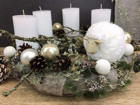 Adventskranz Adventskalender Schaf Zapfen Kerzen Kugeln Hutzeln Tanne Zweige Filz Modern Natürlich Getrocknet Künstlich Haltbar – handgemacht aus Seiden- und Kunstblumen, langlebig & pflegeleicht von SarahsFlowerStudio
