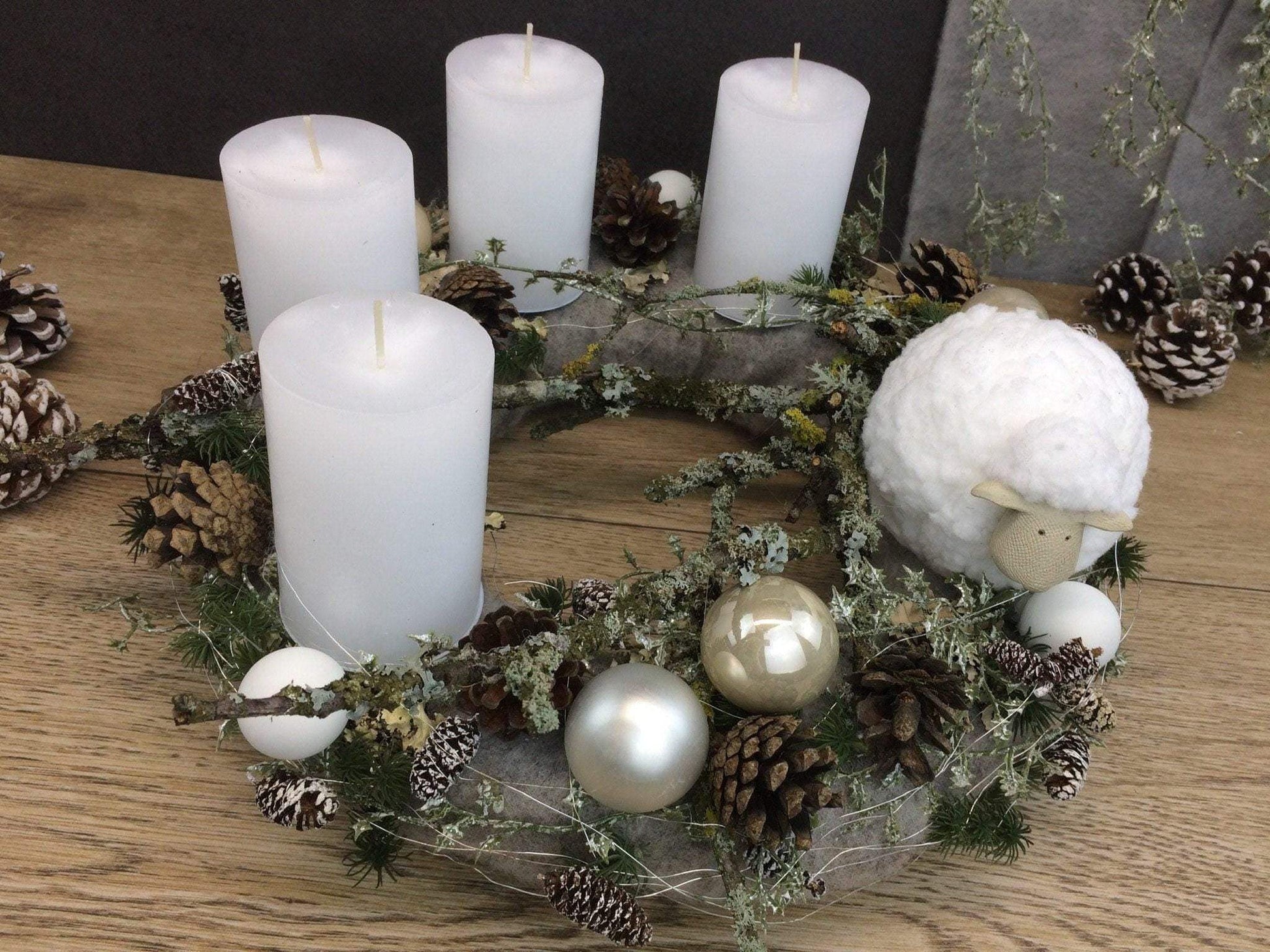 Adventskranz Adventskalender Schaf Zapfen Kerzen Kugeln Hutzeln Tanne Zweige Filz Modern Natürlich Getrocknet Künstlich Haltbar – handgemacht aus Seiden- und Kunstblumen, langlebig & pflegeleicht von SarahsFlowerStudio
