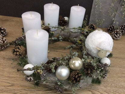 Adventskranz Adventskalender Schaf Zapfen Kerzen Kugeln Hutzeln Tanne Zweige Filz Modern Natürlich Getrocknet Künstlich Haltbar – handgemacht aus Seiden- und Kunstblumen, langlebig & pflegeleicht von SarahsFlowerStudio