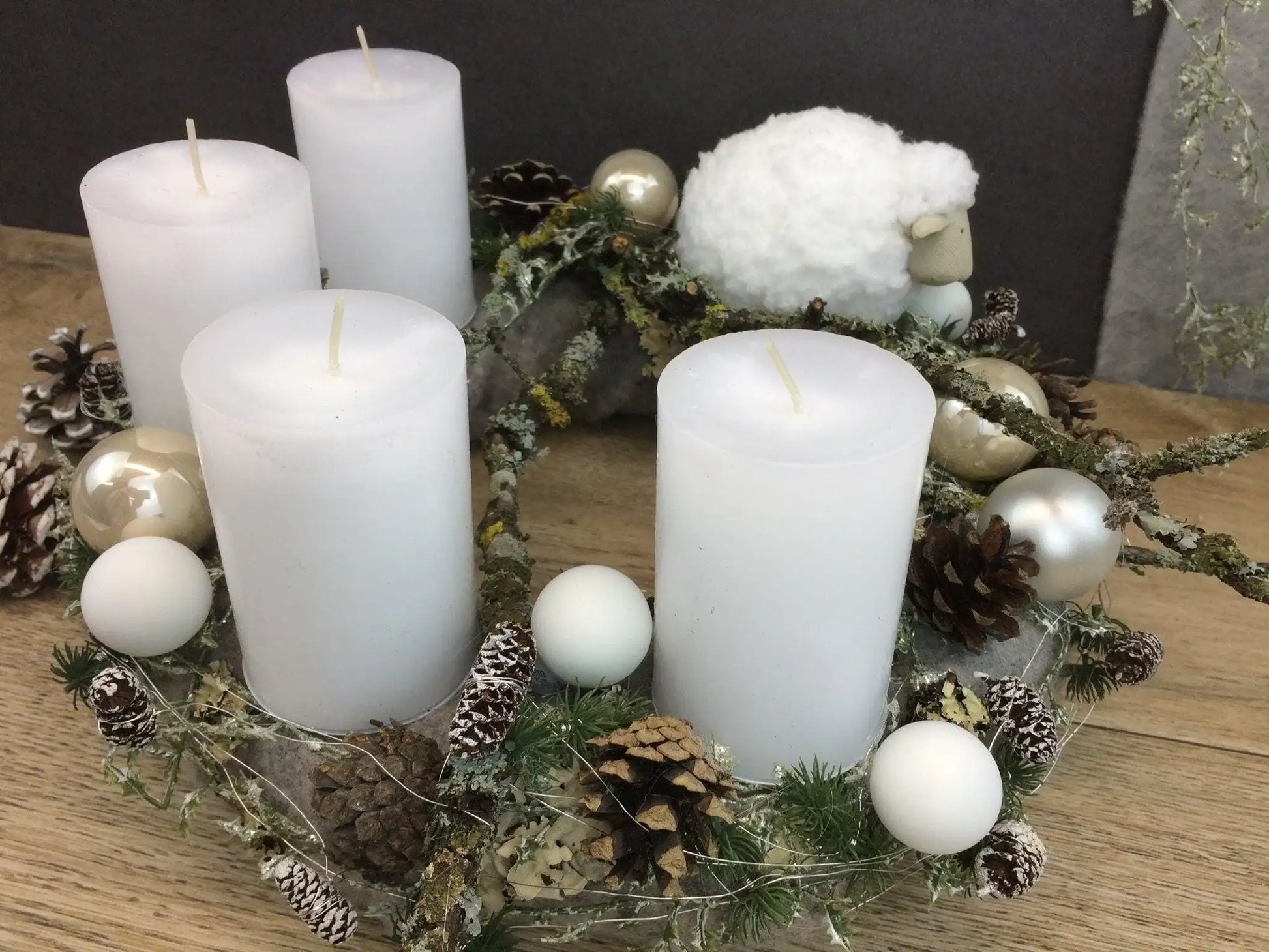 Adventskranz Adventskalender Schaf Zapfen Kerzen Kugeln Hutzeln Tanne Zweige Filz Modern Natürlich Getrocknet Künstlich Haltbar – handgemacht aus Seiden- und Kunstblumen, langlebig & pflegeleicht von SarahsFlowerStudio
