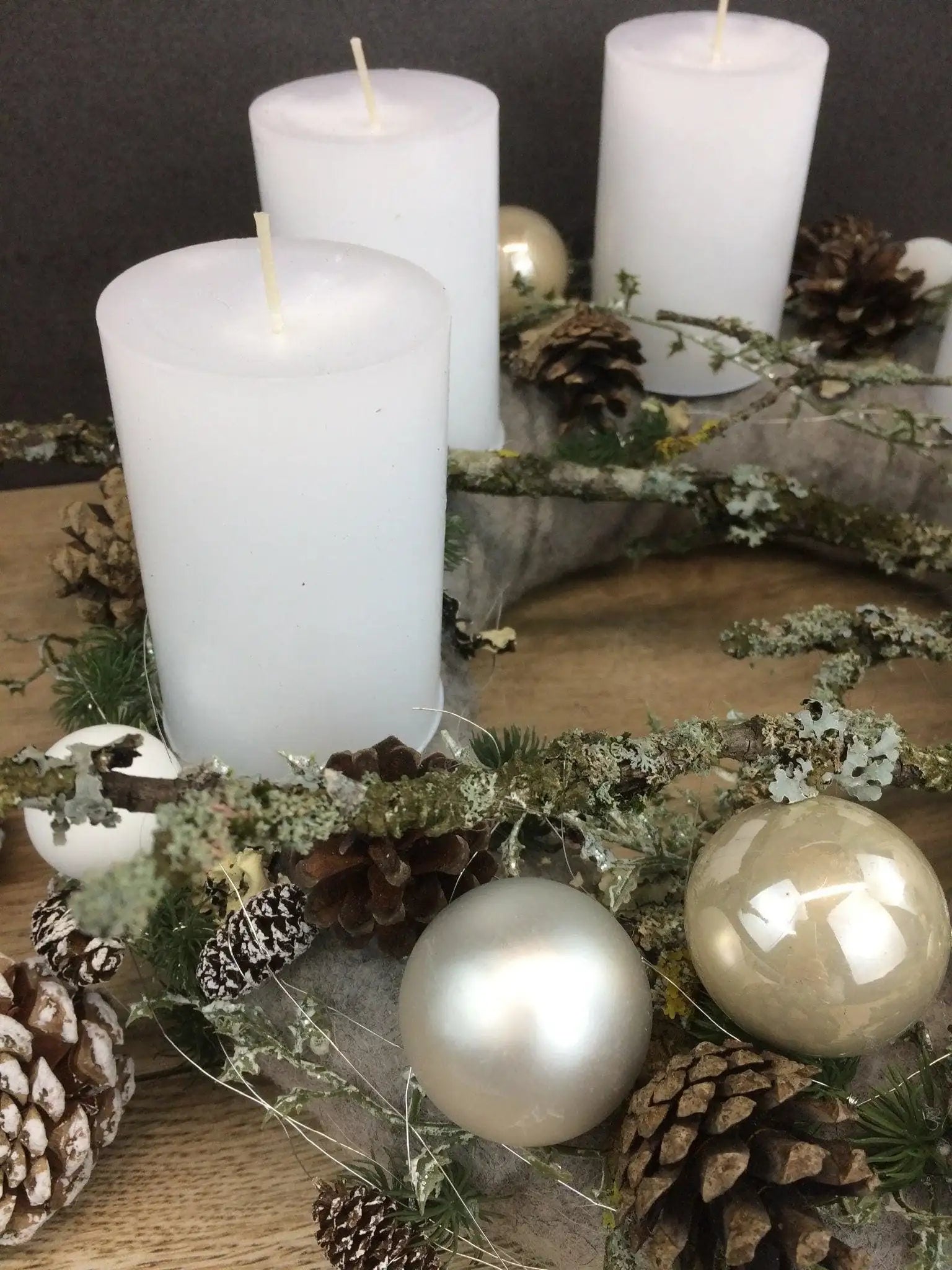 Adventskranz Adventskalender Schaf Zapfen Kerzen Kugeln Hutzeln Tanne Zweige Filz Modern Natürlich Getrocknet Künstlich Haltbar – handgemacht aus Seiden- und Kunstblumen, langlebig & pflegeleicht von SarahsFlowerStudio