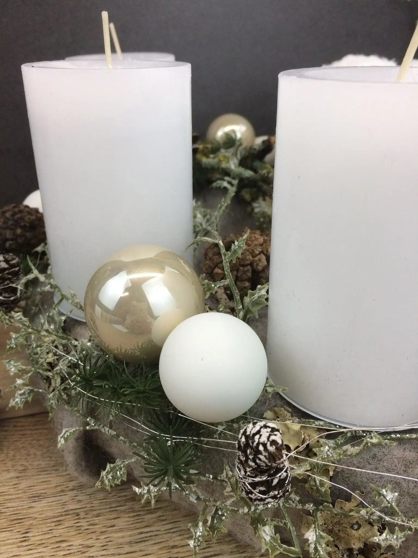 Adventskranz Adventskalender Schaf Zapfen Kerzen Kugeln Hutzeln Tanne Zweige Filz Modern Natürlich Getrocknet Künstlich Haltbar – handgemacht aus Seiden- und Kunstblumen, langlebig & pflegeleicht von SarahsFlowerStudio