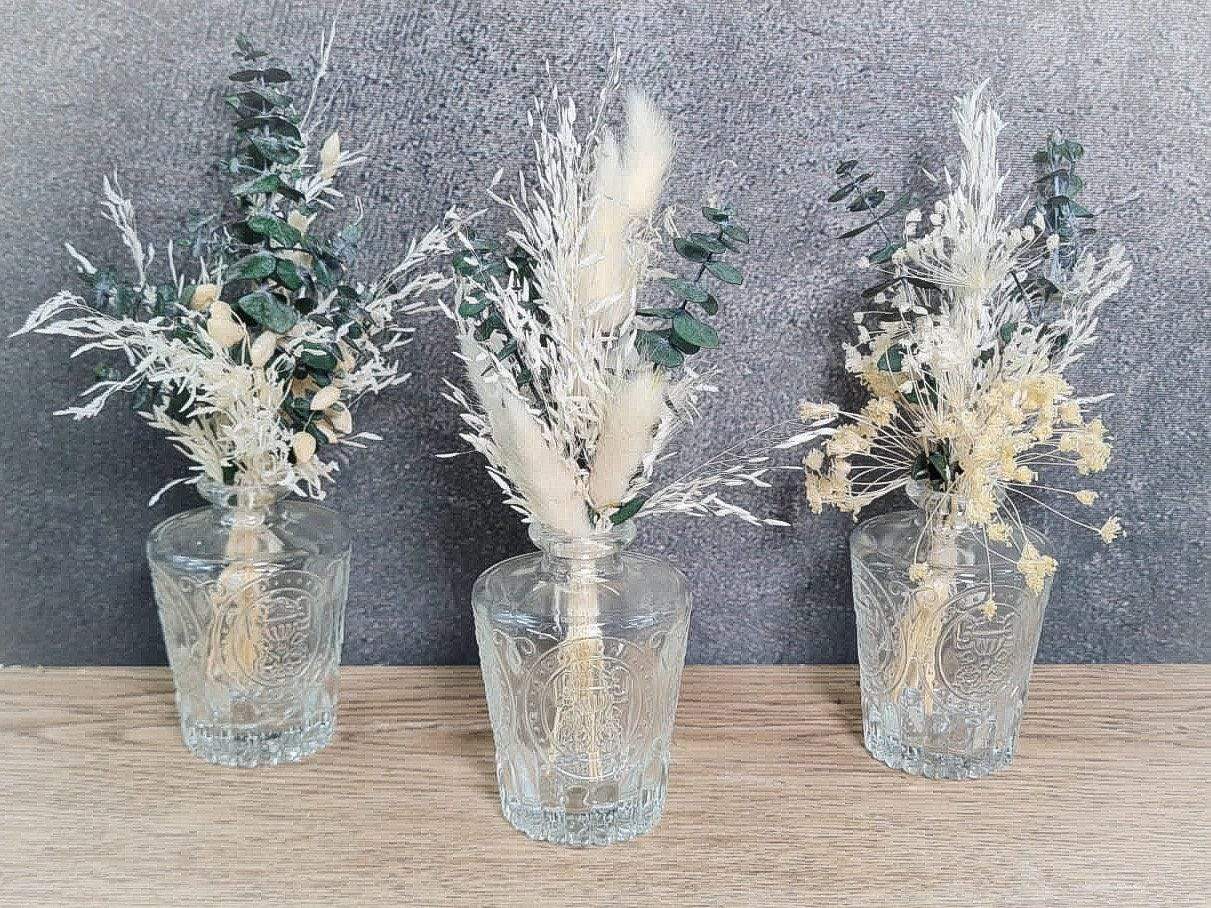 Tischdeko Blumen Tischgesteck Trockenblumen Eukalyptus Gläser Flasche Gräser Modern Ganzjährig Tablett – handgemacht aus Seiden- und Kunstblumen, langlebig & pflegeleicht von SarahsFlowerStudio