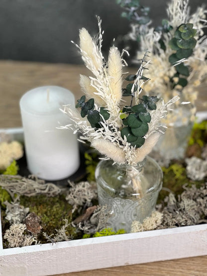 Tischdeko Blumen Tischgesteck Trockenblumen Eukalyptus Gläser Flasche Gräser Modern Ganzjährig Tablett – handgemacht aus Seiden- und Kunstblumen, langlebig & pflegeleicht von SarahsFlowerStudio