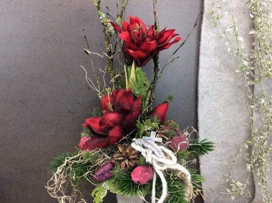 Grabgesteck Grabschmuck Grabvase Grabstrauß Grabdekoration Grabschmuck Allerheiligen Tannen Exoten Rosen Efeu Filzschnur Amaryllis – handgemacht aus Seiden- und Kunstblumen, langlebig & pflegeleicht von SarahsFlowerStudio