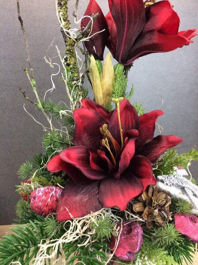 Grabgesteck Grabschmuck Grabvase Grabstrauß Grabdekoration Grabschmuck Allerheiligen Tannen Exoten Rosen Efeu Filzschnur Amaryllis – handgemacht aus Seiden- und Kunstblumen, langlebig & pflegeleicht von SarahsFlowerStudio