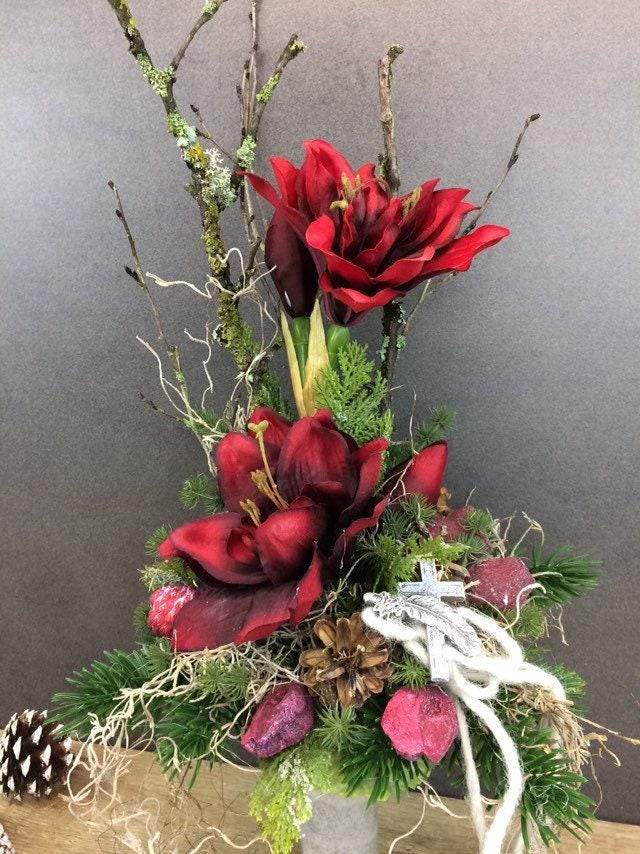 Grabgesteck Grabschmuck Grabvase Grabstrauß Grabdekoration Grabschmuck Allerheiligen Tannen Exoten Rosen Efeu Filzschnur Amaryllis – handgemacht aus Seiden- und Kunstblumen, langlebig & pflegeleicht von SarahsFlowerStudio