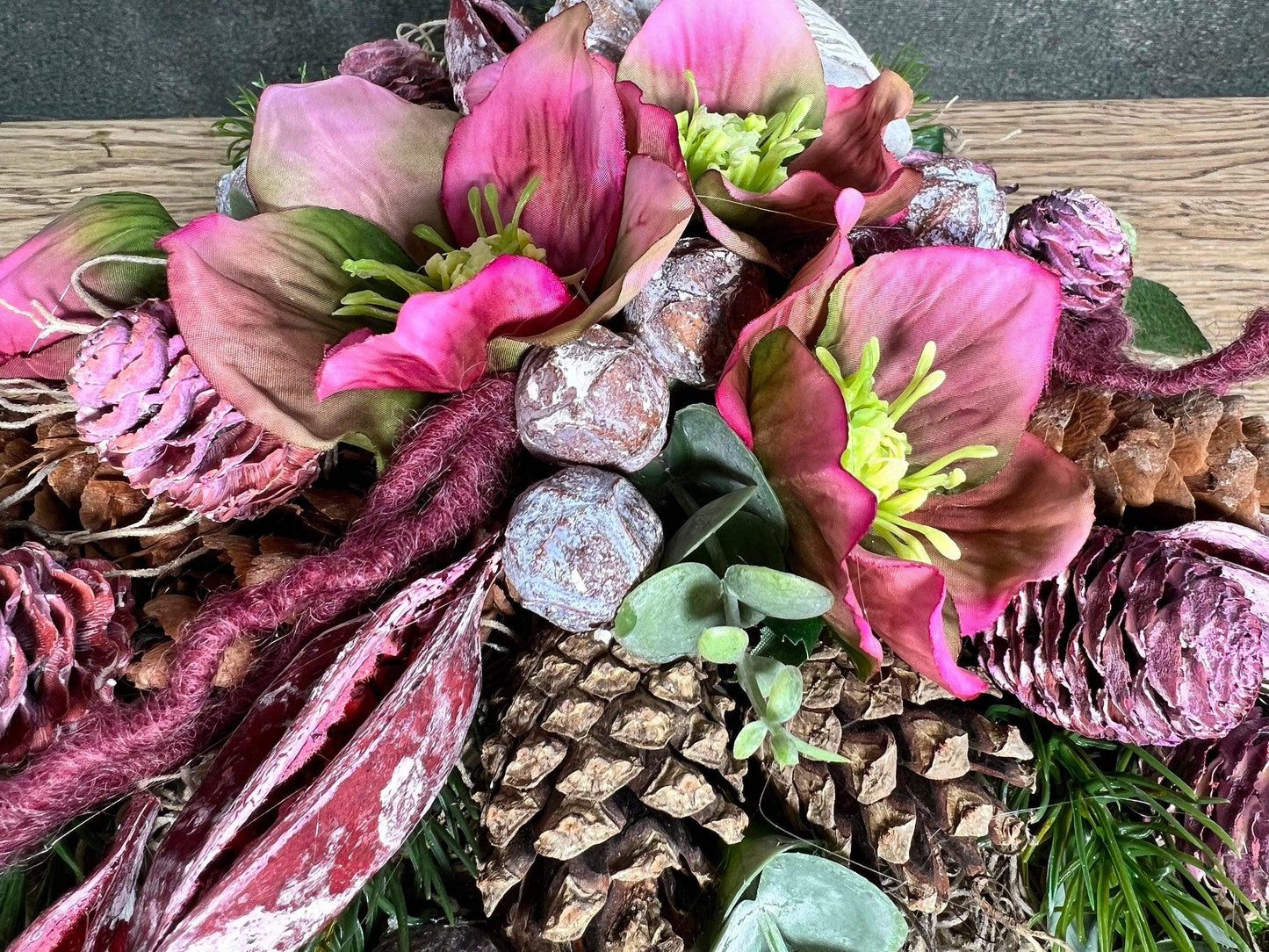 Grabgesteck Grabschmuck Herz Christrose Exoten Tanne Zapfen Hutzeln Allerheiligen Filzschnur Christrosen Grabdeko Grabdekoration – handgemacht aus Seiden- und Kunstblumen, langlebig & pflegeleicht von SarahsFlowerStudio