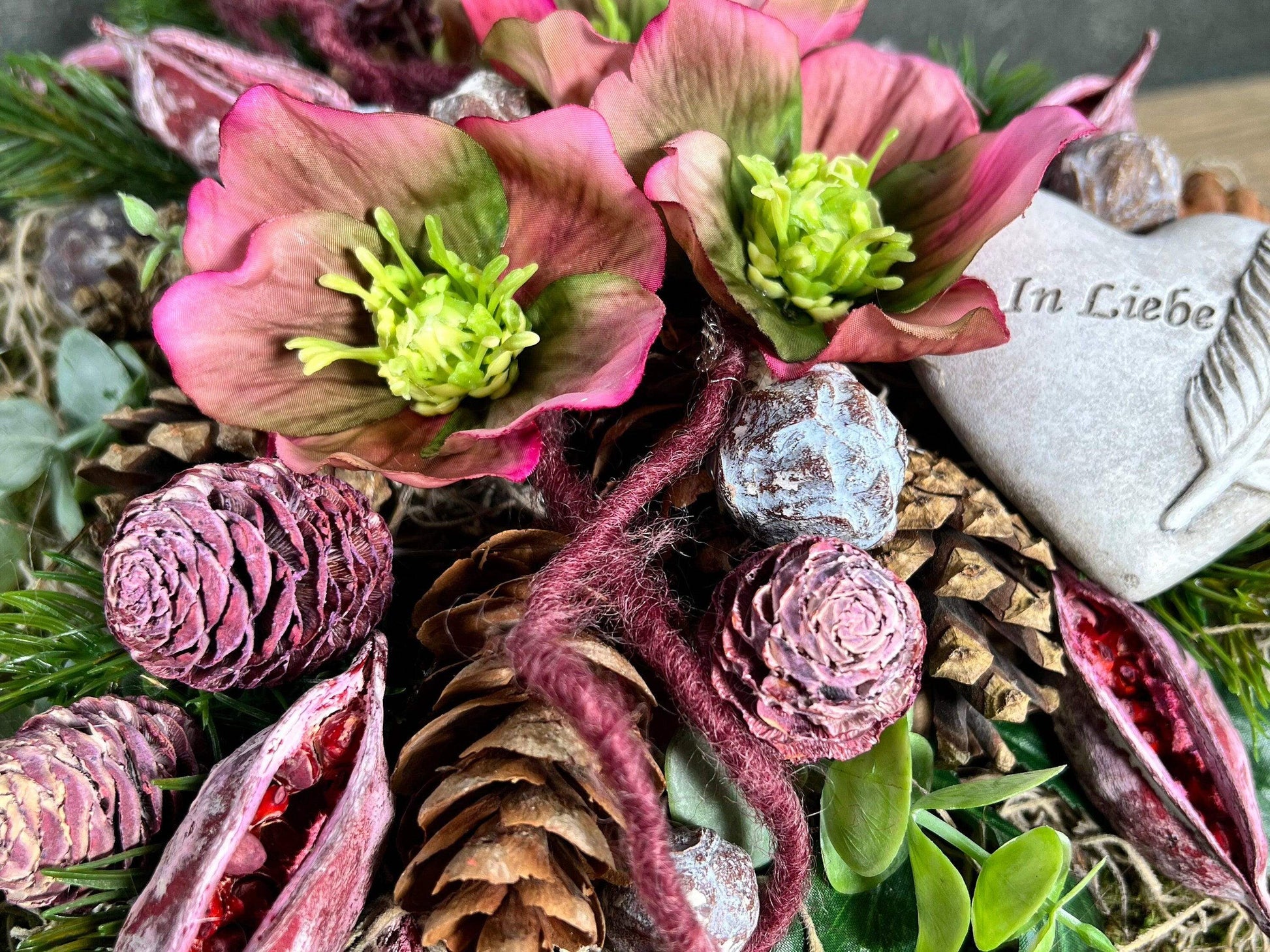 Grabgesteck Grabschmuck Herz Christrose Exoten Tanne Zapfen Hutzeln Allerheiligen Filzschnur Christrosen Grabdeko Grabdekoration – handgemacht aus Seiden- und Kunstblumen, langlebig & pflegeleicht von SarahsFlowerStudio
