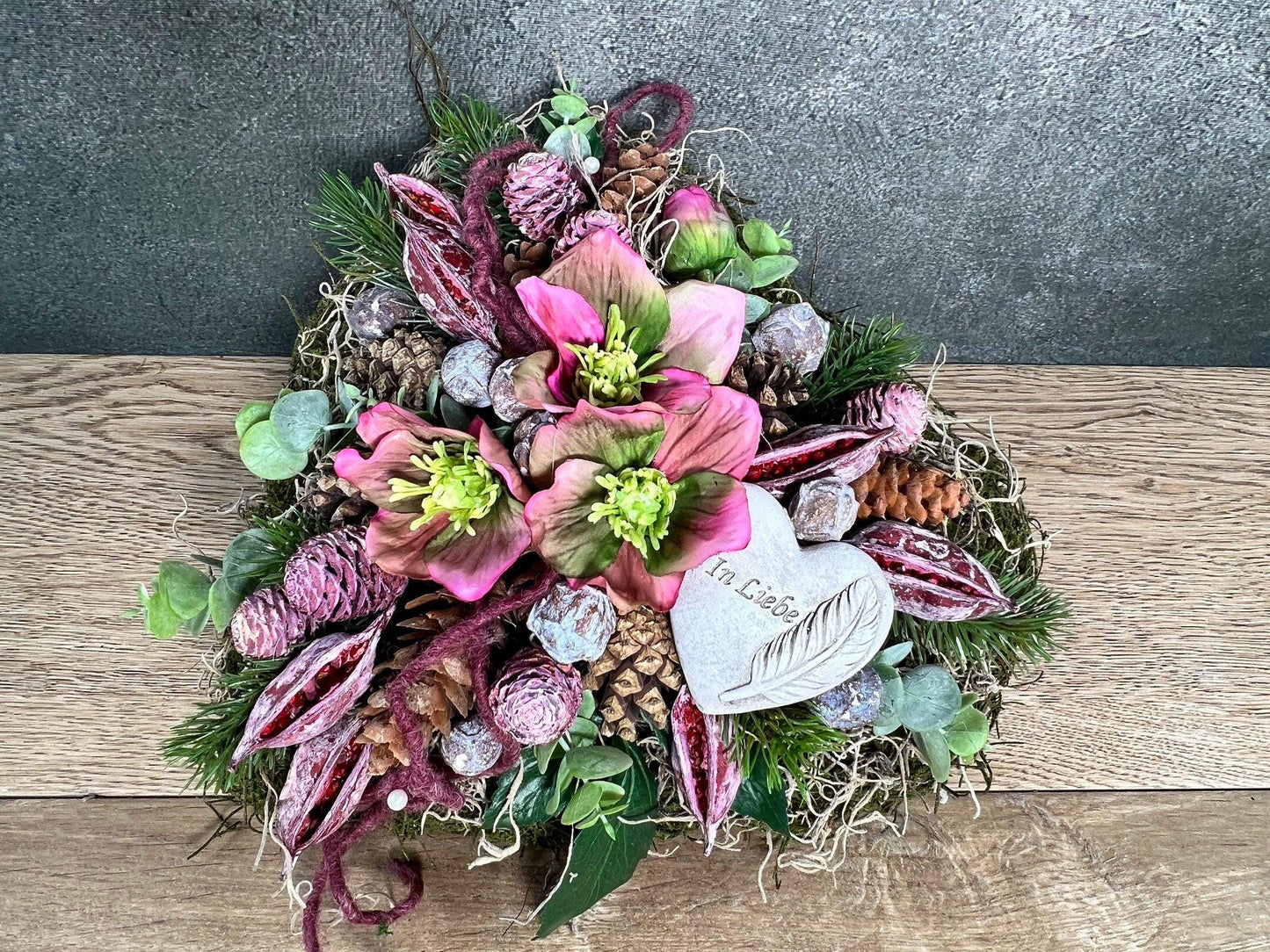 Grabgesteck Grabschmuck Herz Christrose Exoten Tanne Zapfen Hutzeln Allerheiligen Filzschnur Christrosen Grabdeko Grabdekoration – handgemacht aus Seiden- und Kunstblumen, langlebig & pflegeleicht von SarahsFlowerStudio