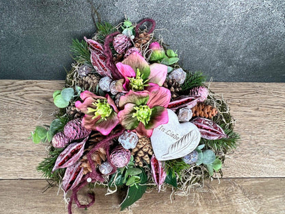 Grabgesteck Grabschmuck Herz Christrose Exoten Tanne Zapfen Hutzeln Allerheiligen Filzschnur Christrosen Grabdeko Grabdekoration – handgemacht aus Seiden- und Kunstblumen, langlebig & pflegeleicht von SarahsFlowerStudio