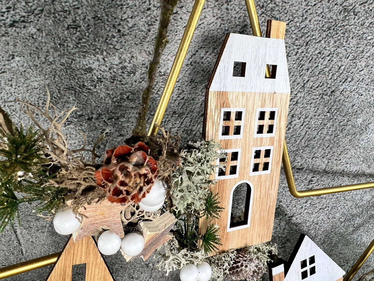 Stern 50cm mit Haus Häuser Fensterdeko Türkranz Advent Modern Fenster Fensterschmuck Deko Weihnachten Wandschmuck Metallstern Winter – handgemacht aus Seiden- und Kunstblumen, langlebig & pflegeleicht von SarahsFlowerStudio