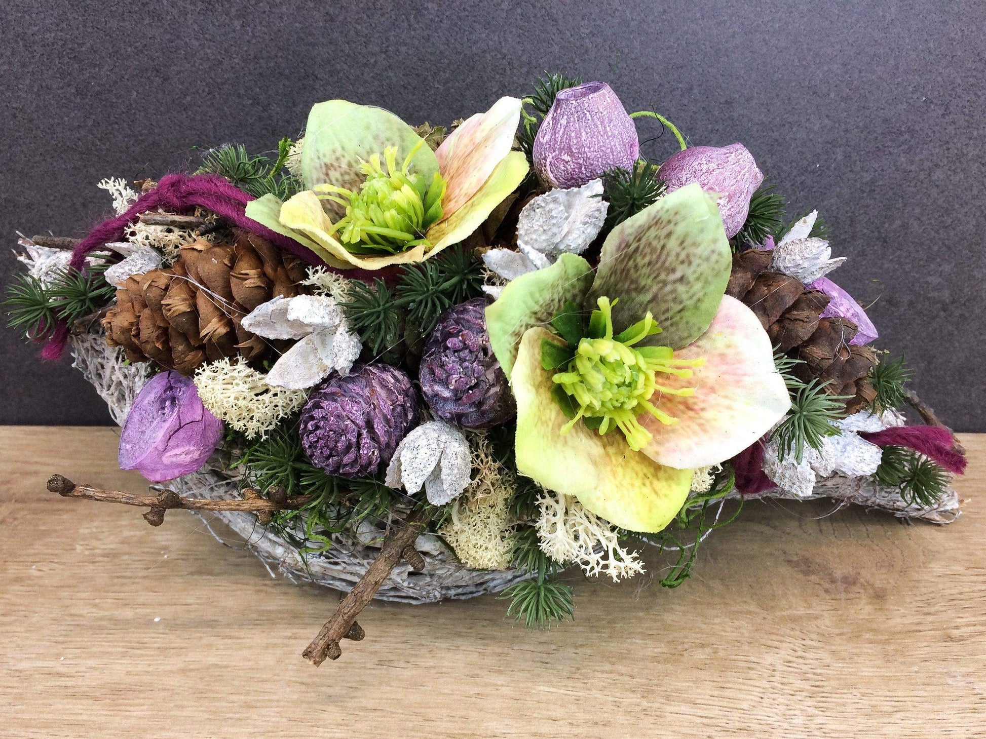Grabgesteck Grabschmuck Gesteck Allerheiligen Christrose Christrosen Tanne Zapfen Exoten Moos Raute Filzschnur Hutzeln Buchecker – handgemacht aus Seiden- und Kunstblumen, langlebig & pflegeleicht von SarahsFlowerStudio