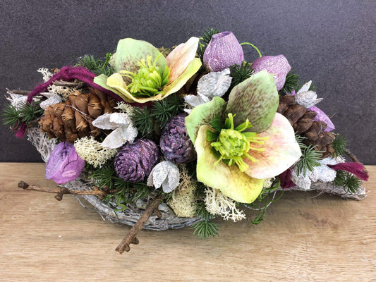 Grabgesteck Grabschmuck Gesteck Allerheiligen Christrose Christrosen Tanne Zapfen Exoten Moos Raute Filzschnur Hutzeln Buchecker – handgemacht aus Seiden- und Kunstblumen, langlebig & pflegeleicht von SarahsFlowerStudio