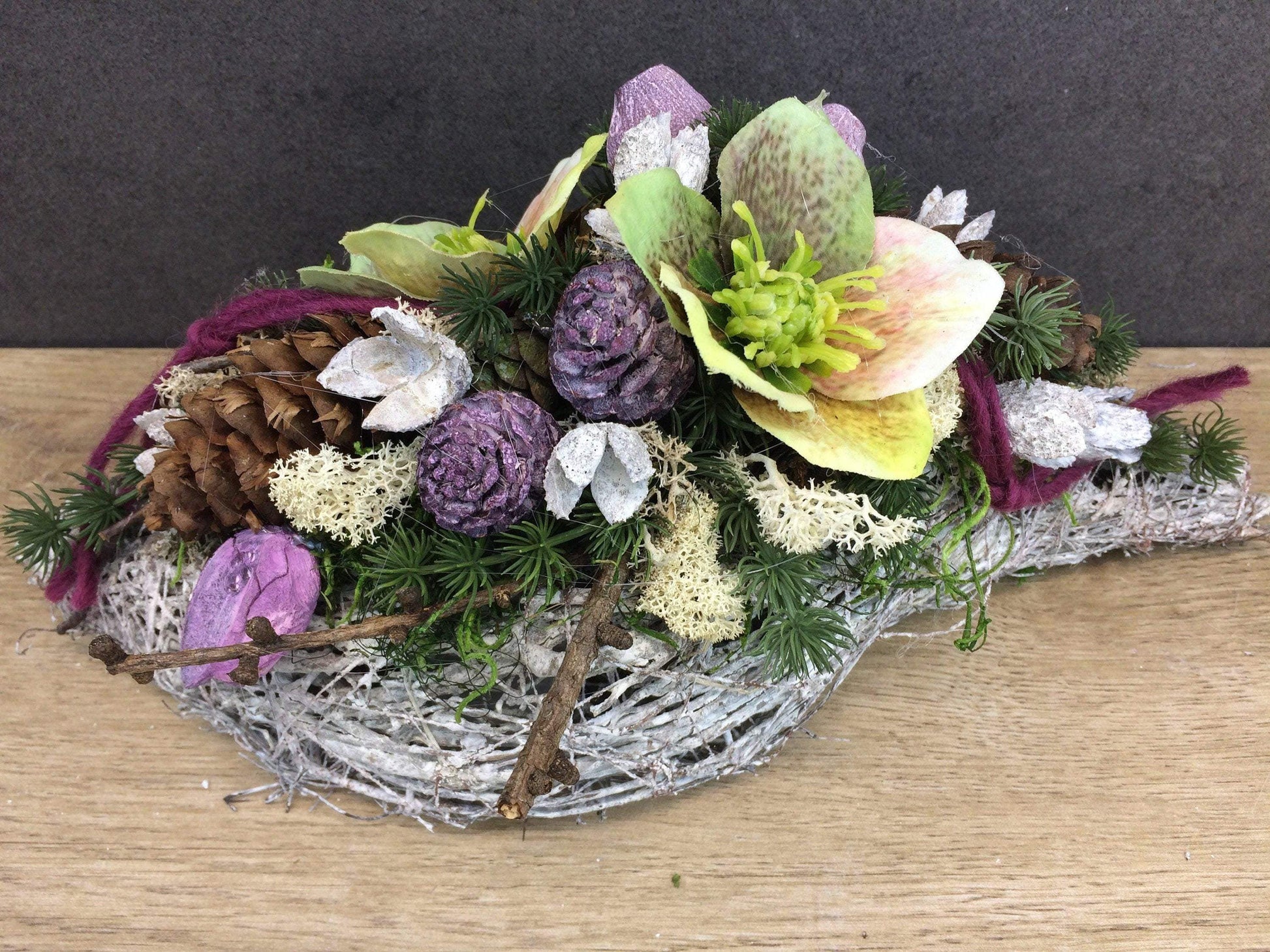 Grabgesteck Grabschmuck Gesteck Allerheiligen Christrose Christrosen Tanne Zapfen Exoten Moos Raute Filzschnur Hutzeln Buchecker – handgemacht aus Seiden- und Kunstblumen, langlebig & pflegeleicht von SarahsFlowerStudio