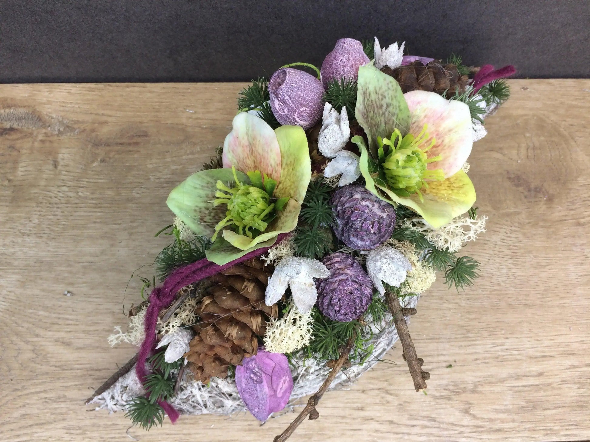 Grabgesteck Grabschmuck Gesteck Allerheiligen Christrose Christrosen Tanne Zapfen Exoten Moos Raute Filzschnur Hutzeln Buchecker – handgemacht aus Seiden- und Kunstblumen, langlebig & pflegeleicht von SarahsFlowerStudio