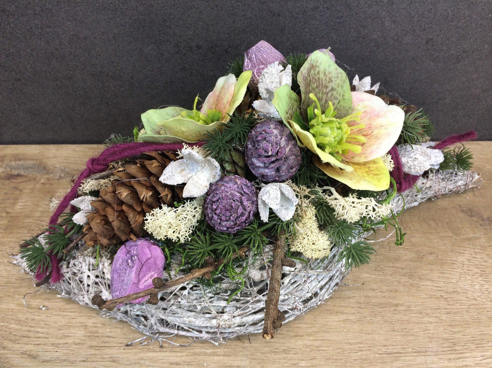 Grabgesteck Grabschmuck Gesteck Allerheiligen Christrose Christrosen Tanne Zapfen Exoten Moos Raute Filzschnur Hutzeln Buchecker – handgemacht aus Seiden- und Kunstblumen, langlebig & pflegeleicht von SarahsFlowerStudio