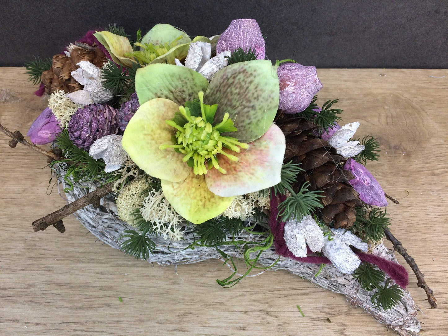 Grabgesteck Grabschmuck Gesteck Allerheiligen Christrose Christrosen Tanne Zapfen Exoten Moos Raute Filzschnur Hutzeln Buchecker – handgemacht aus Seiden- und Kunstblumen, langlebig & pflegeleicht von SarahsFlowerStudio