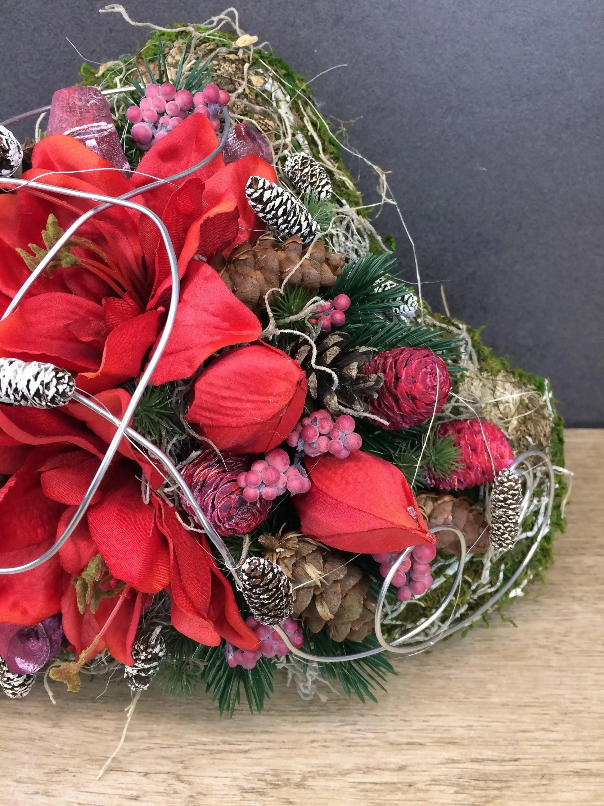 Grabgesteck Grabschmuck Amaryllis Herz Grabdekoration Grabschmuck Exoten Tannen Zapfen Amaryllis – handgemacht aus Seiden- und Kunstblumen, langlebig & pflegeleicht von SarahsFlowerStudio
