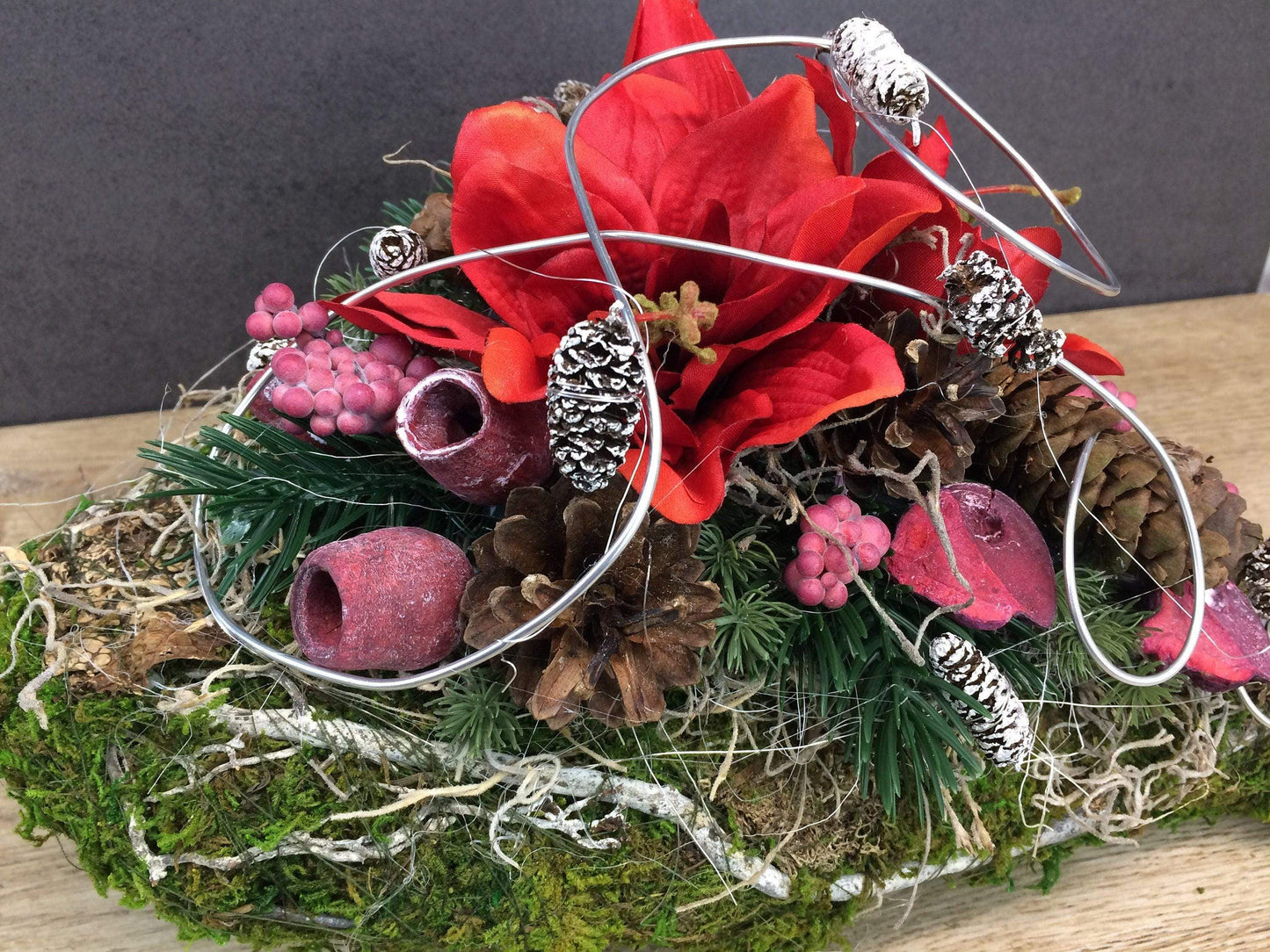 Grabgesteck Grabschmuck Amaryllis Herz Grabdekoration Grabschmuck Exoten Tannen Zapfen Amaryllis – handgemacht aus Seiden- und Kunstblumen, langlebig & pflegeleicht von SarahsFlowerStudio