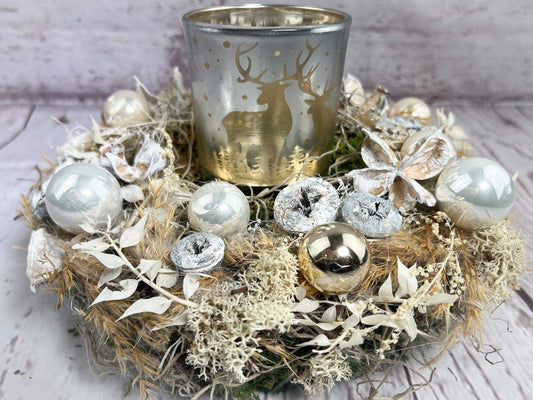 Adventsgesteck 23cm Windlicht Teelichthalter Teelichtglas Trockenblumen Gesteck Hirsch Modern Moos Thuja Zapfen Eicheln Gold Weiß – handgemacht aus Seiden- und Kunstblumen, langlebig & pflegeleicht von SarahsFlowerStudio