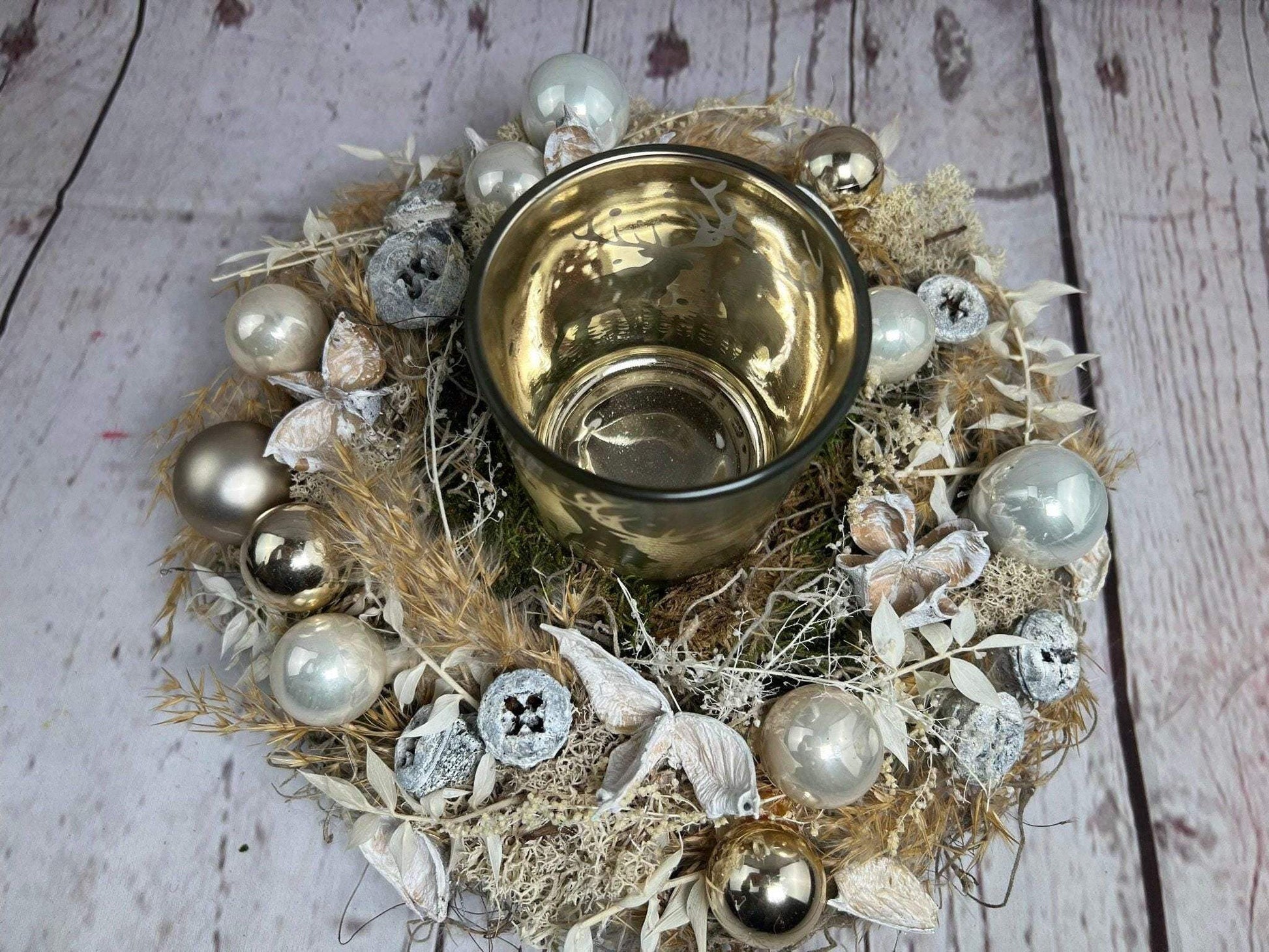 Adventsgesteck 23cm Windlicht Teelichthalter Teelichtglas Trockenblumen Gesteck Hirsch Modern Moos Thuja Zapfen Eicheln Gold Weiß – handgemacht aus Seiden- und Kunstblumen, langlebig & pflegeleicht von SarahsFlowerStudio