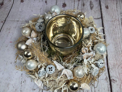 Adventsgesteck 23cm Windlicht Teelichthalter Teelichtglas Trockenblumen Gesteck Hirsch Modern Moos Thuja Zapfen Eicheln Gold Weiß – handgemacht aus Seiden- und Kunstblumen, langlebig & pflegeleicht von SarahsFlowerStudio