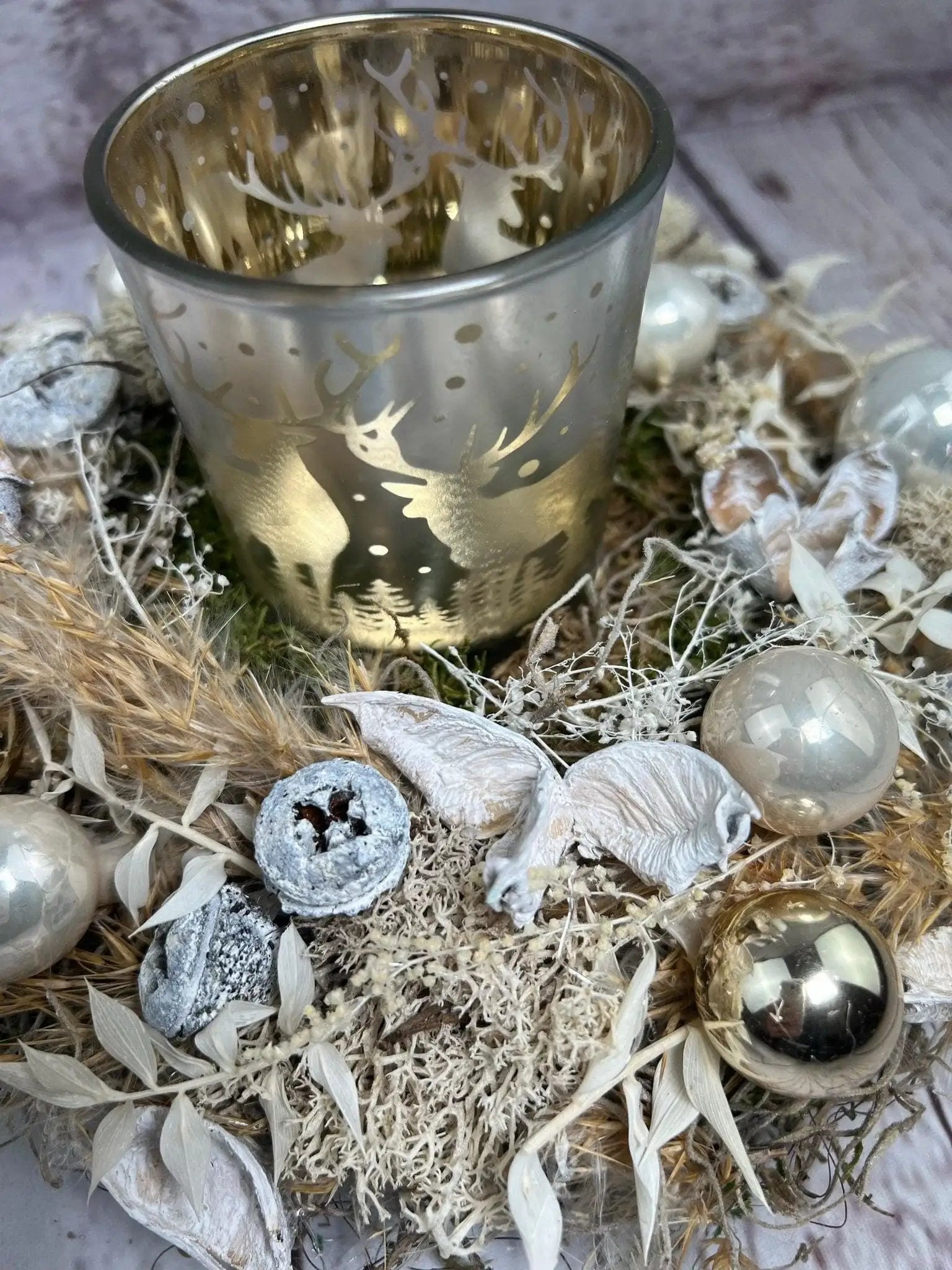 Adventsgesteck 23cm Windlicht Teelichthalter Teelichtglas Trockenblumen Gesteck Hirsch Modern Moos Thuja Zapfen Eicheln Gold Weiß – handgemacht aus Seiden- und Kunstblumen, langlebig & pflegeleicht von SarahsFlowerStudio