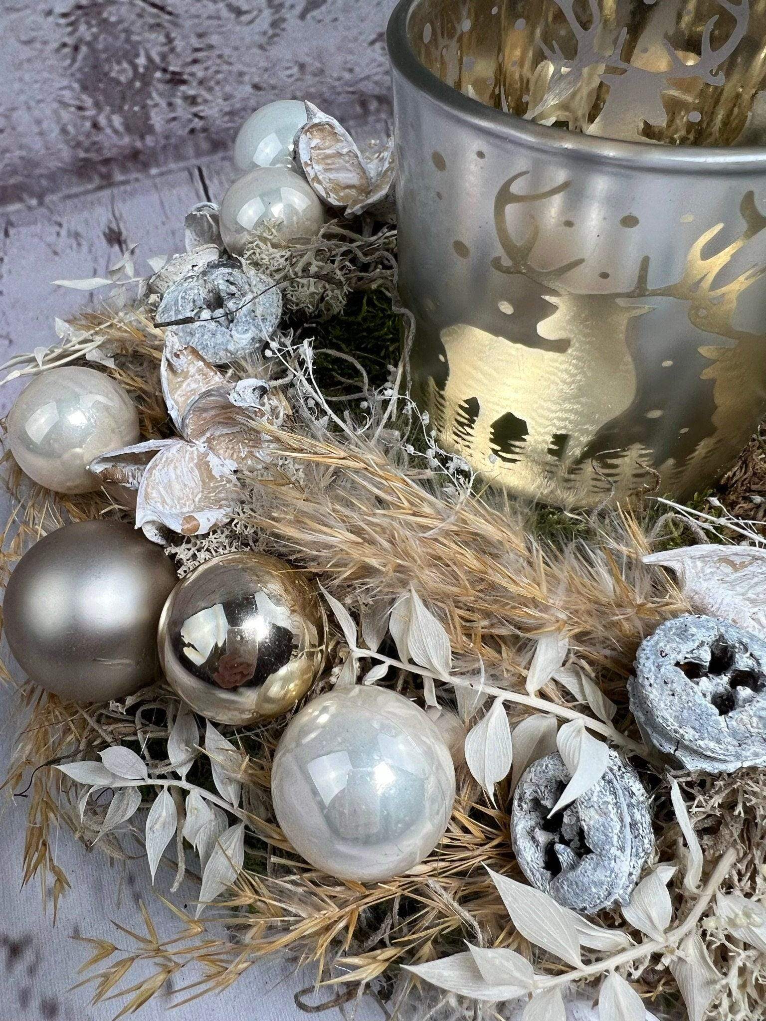 Adventsgesteck 23cm Windlicht Teelichthalter Teelichtglas Trockenblumen Gesteck Hirsch Modern Moos Thuja Zapfen Eicheln Gold Weiß – handgemacht aus Seiden- und Kunstblumen, langlebig & pflegeleicht von SarahsFlowerStudio