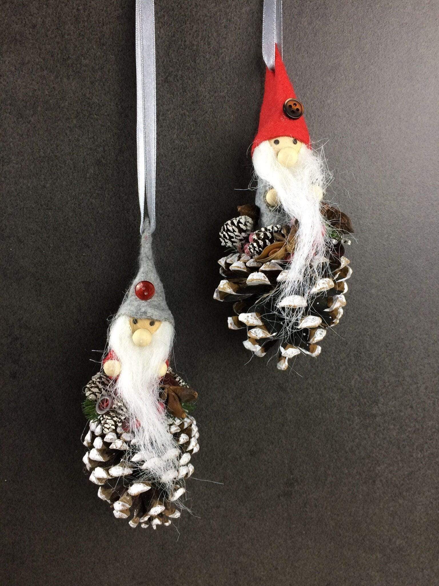 Wichtel 2er Set! Advent Fenster Fensterschmuck Fensterdeko Deko Weihnachten Wichtel Zapfen Wachszapfen – handgemacht aus Seiden- und Kunstblumen, langlebig & pflegeleicht von SarahsFlowerStudio