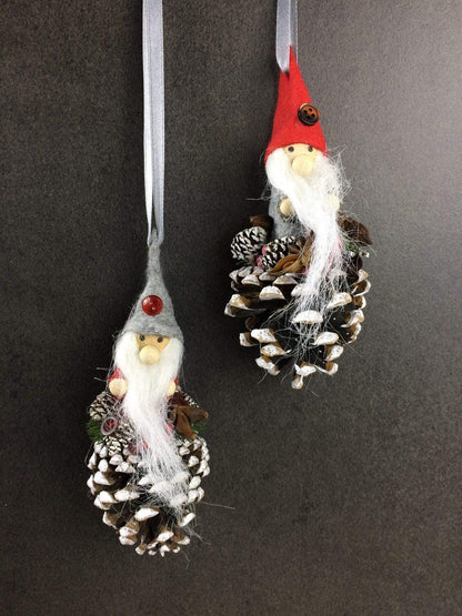 Wichtel 2er Set! Advent Fenster Fensterschmuck Fensterdeko Deko Weihnachten Wichtel Zapfen Wachszapfen – handgemacht aus Seiden- und Kunstblumen, langlebig & pflegeleicht von SarahsFlowerStudio
